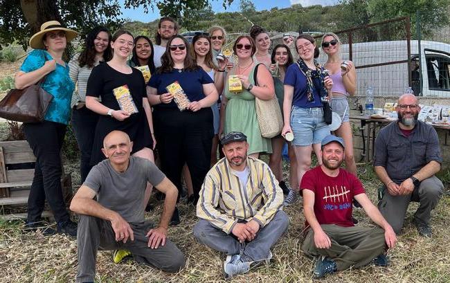 Students pose 为 a picture in Sicily.